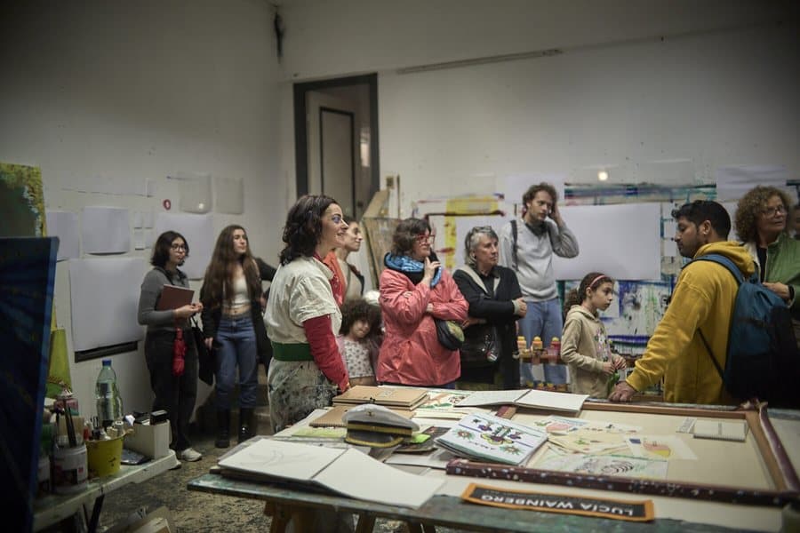 Público recorriendo el taller de una artista en Ciudad Vieja